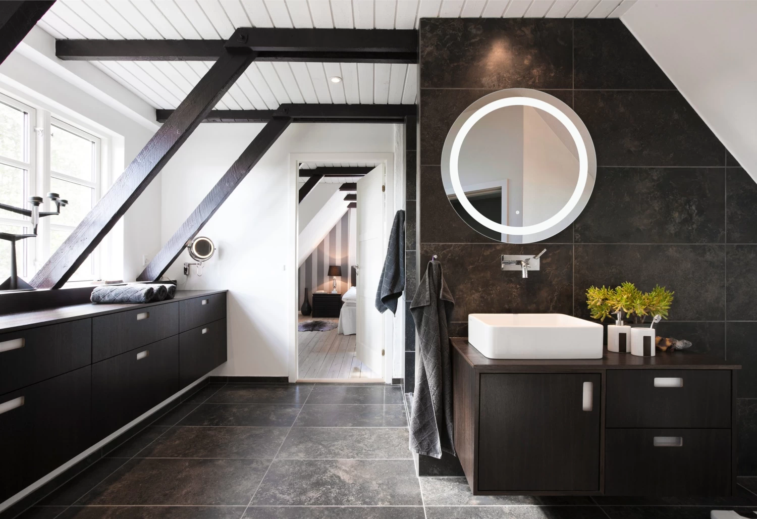 WarmlyYours Marilyn Wall Mount LED Mirror With 27.5" Diameter - Image 3